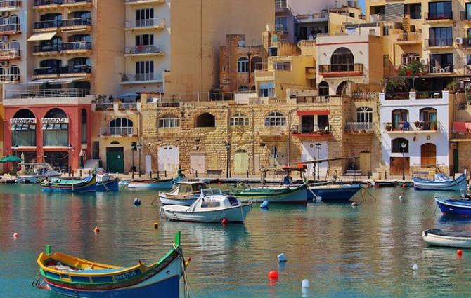マルタ島の魅力：歴史、文化、自然の絶景が交差する地中海の楽園