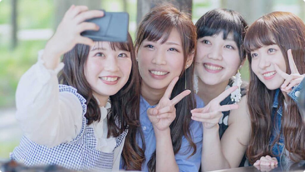 日本人の女学生が記念写真を撮る様子