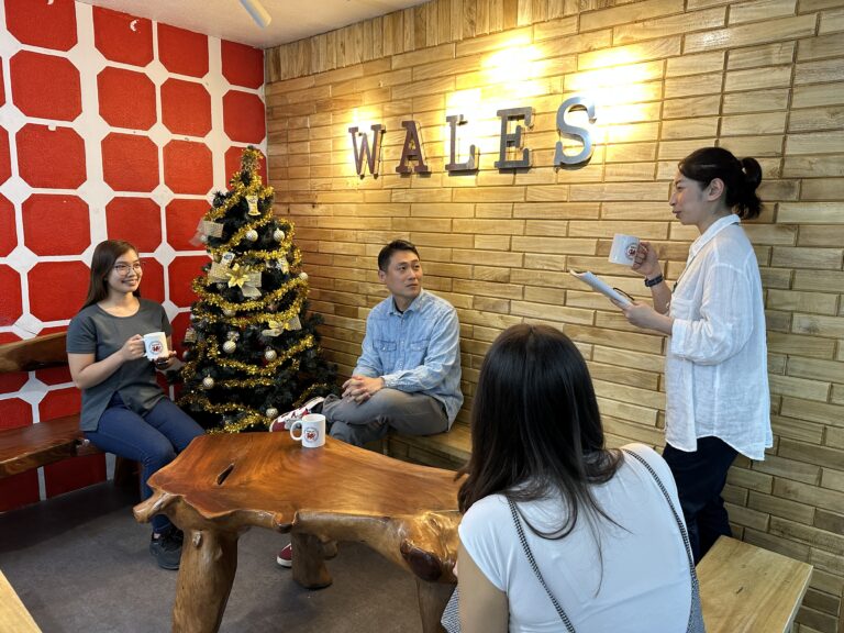 Wales Academyのロビーで話す学生とスタッフ