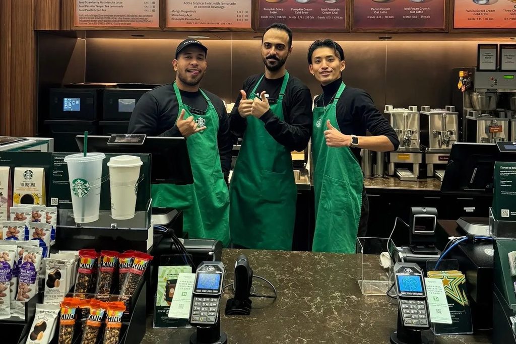 ワーキングホリデー中にカフェのスタッフとして働く日本人と同僚たち